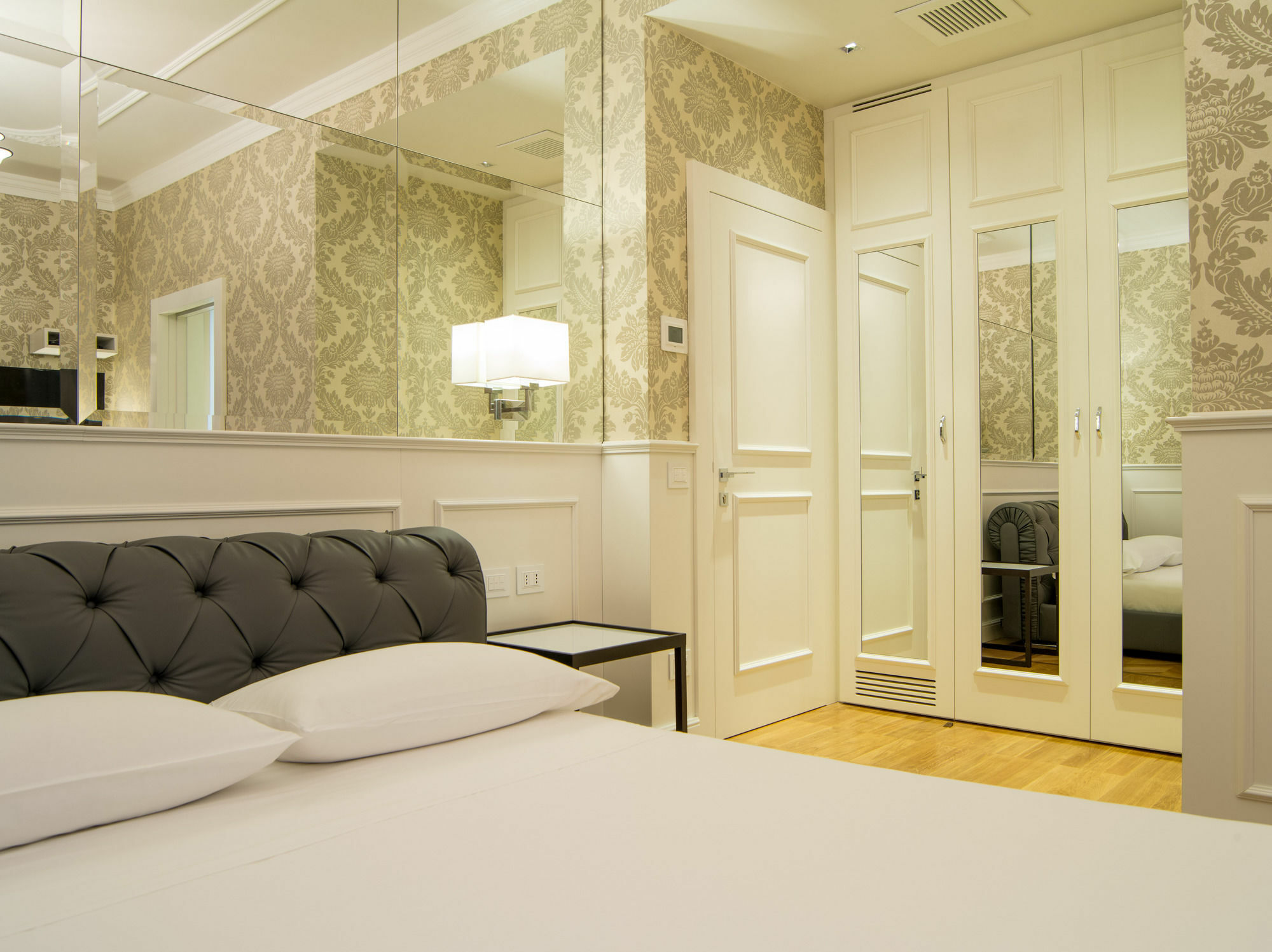 Duomo Rooms Milan Bagian luar foto